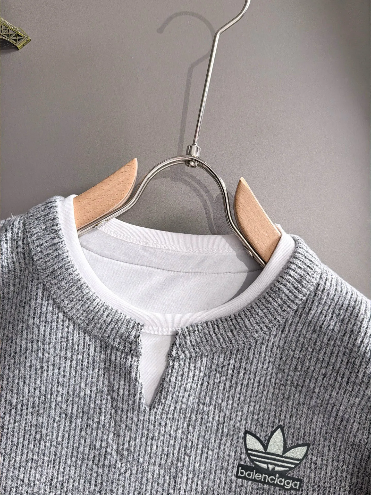 Paris Clover exclusively launches the 2026 autumn and winter New Arrival long-sleeved sweatshirts for men and women. Same Style. Many stars have the same style. Craftsmanship that ordinary small workshops cannot copy. No matter in terms of materials, detail restoration and craftsmanship, we are not afraid of any challenges, just to provide you with wonderful products. Compare the top Original versions at will. No expense is spared just to make it better. Unique imported fabric feel. Purely imported German machine production. Precision operation. Thousands of needles density. A complete set of New Arrival accessories with three standards can be customized simultaneously. Versatile upper body is fashionable, a perfect choice for autumn and winter, and a must-have item. Sizes table: M-3XL (please state your height and weight when placing an order)